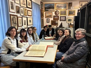 Varallo, la 4ª del Liceo Classico in Biblioteca: dai servizi al pubblico agli incunaboli e all’Encyclopédie Varallo, la 4ª del Liceo Classico in Biblioteca: dai servizi al pubblico agli incunaboli e all’Encyclopédie