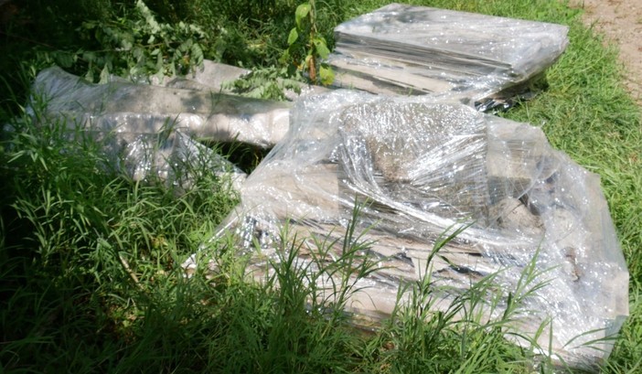 Scoperti cumuli di eternit abbandonati nei boschi di Gattinara: indagano i Carabinieri Forestali