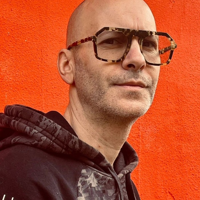 Varallo celebra Dj Skaz: il producer valsesiano nel nuovo album “Alboom” accanto ai big della musica italiana