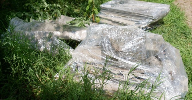 Scoperti cumuli di eternit abbandonati nei boschi di Gattinara: indagano i Carabinieri Forestali