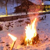 Carcoforo saluta il nuovo anno: il calore e l’emozione della tradizionale fiaccolata - Foto dalla pagina fb Pro loco Carcoforo Carcoforo saluta il nuovo anno: il calore e l’emozione della tradizionale fiaccolata - Foto dalla pagina fb Pro loco Carcoforo