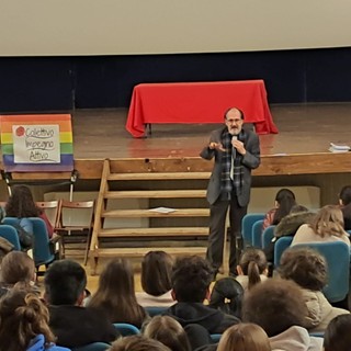 Borgosesia, al cinema Lux la “Scuola di politica”: Mantegazza parla di violenza nei rapporti personali