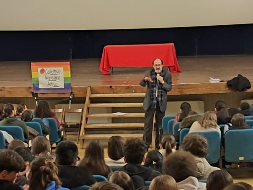 Borgosesia, al cinema Lux la “Scuola di politica”: Mantegazza parla di violenza nei rapporti personali