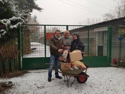 I volontari del Parco Bau di Pray donano coperte e cibo al Giardino di Quark di Gattinara