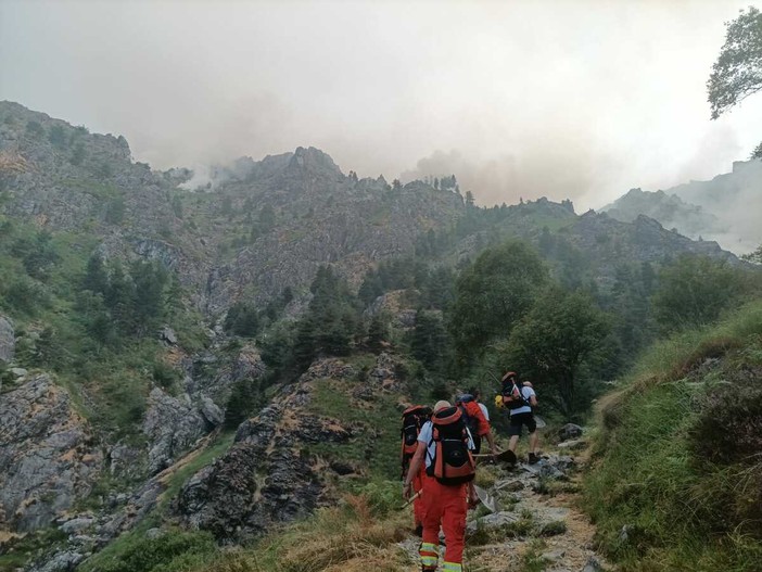Incendio in Valsessera, rinforzi AIB sul versante di Postua - Foto AIB Incendio in Valsessera, rinforzi AIB sul versante di Postua - Foto AIB