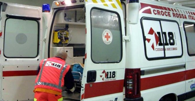 Borgosesia, scontro tra moto e furgone: giovane in ospedale