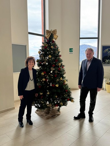 Borgosesia, acceso l’albero di Natale nell’atrio dell’ospedale: un gesto simbolico che unisce comunità e cura Borgosesia, acceso l’albero di Natale nell’atrio dell’ospedale: un gesto simbolico che unisce comunità e cura