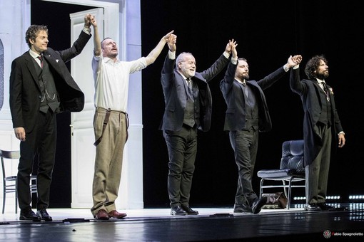 Il medico dei maiali arriva al Teatro Civico di Varallo con Luca Bizzarri e Francesco Montanari Il medico dei maiali arriva al Teatro Civico di Varallo con Luca Bizzarri e Francesco Montanari