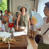 Guardabosone, abiti da sposa in mostra tra memoria, tradizioni e rock’n roll