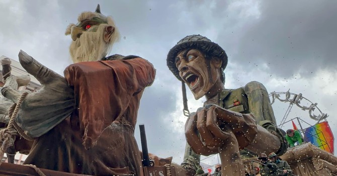 Borgosesia in festa: i carri allegorici colorano il Carnevale FOTO e VIDEO