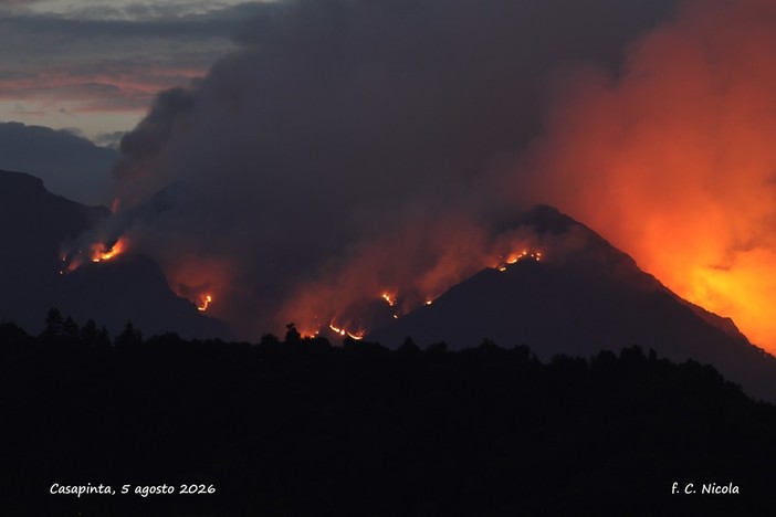 Incendio in Valsessera, la pioggia non basta: operazioni ancora in corso - Foto Claudio Nicola Incendio in Valsessera, la pioggia non basta: operazioni ancora in corso - Foto Claudio Nicola