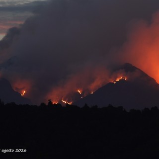 Incendio in Valsessera, la pioggia non basta: operazioni ancora in corso - Foto Claudio Nicola
