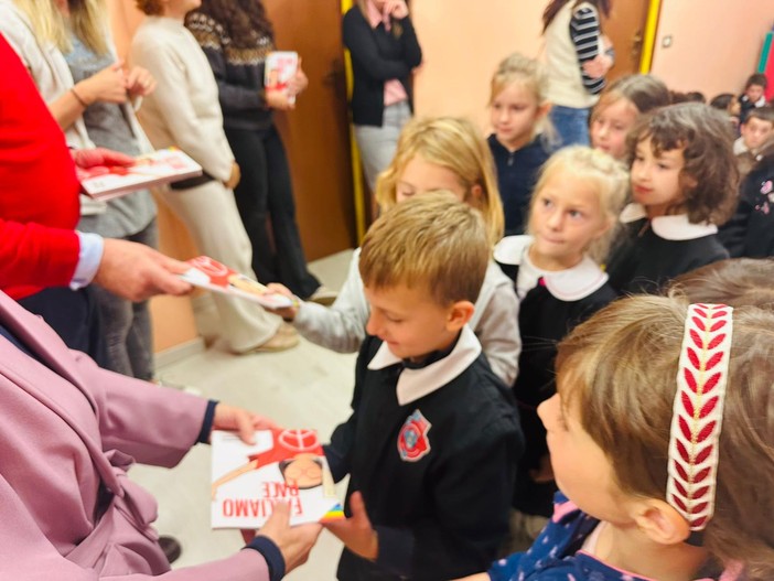 Scopello, il Sindaco regala ai bambini i “Quaderni della Pace e della Cura” per educare al rispetto e alla solidarietà Scopello, il Sindaco regala ai bambini i “Quaderni della Pace e della Cura” per educare al rispetto e alla solidarietà