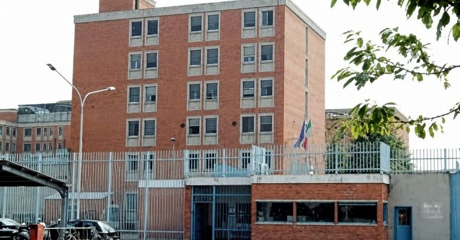 Vercelli, detenuto sul tetto del carcere per sei ore: protesta rientrata grazie alla mediazione Vercelli, detenuto sul tetto del carcere per sei ore: protesta rientrata grazie alla mediazione