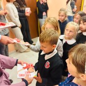 Scopello, il Sindaco regala ai bambini i “Quaderni della Pace e della Cura” per educare al rispetto e alla solidarietà