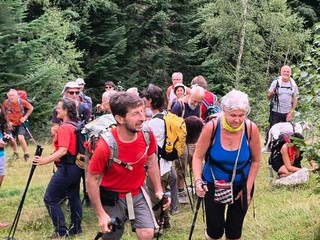 Sulle tracce di Nella e Nunzio: oltre trenta persone da Rassa all’Alpe Sulla Piana per ricordare la Resistenza