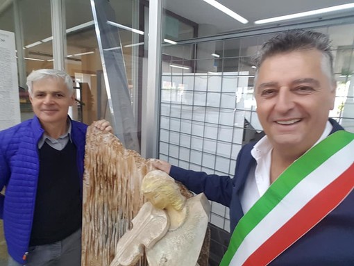 L'artista Damiani regala una statua a Grignasco