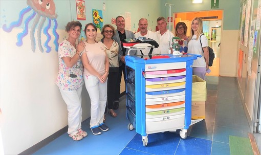 Un carrello per la rianimazione pediatrica in dono dalle associazioni Alberto Dalmasso e Black Swan