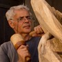 A Grignasco il legno diventa memoria: Dino Damiani scolpisce dal vivo nel cortile della Biblioteca