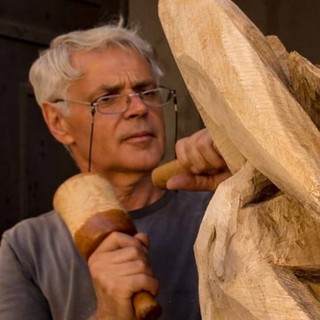A Grignasco il legno diventa memoria: Dino Damiani scolpisce dal vivo nel cortile della Biblioteca A Grignasco il legno diventa memoria: Dino Damiani scolpisce dal vivo nel cortile della Biblioteca