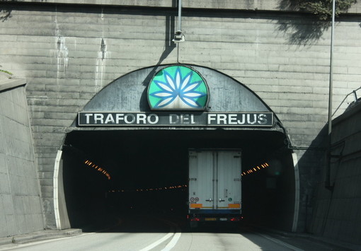 Dal Nord/Ovest, incidente al traforo del Frejus: coinvolti quattro tir, traffico in tilt