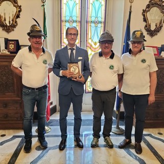 Pier Carlo Pola accolto in Prefettura: è il nuovo Presidente della Sezione Alpini di Vercelli