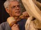 A Grignasco il legno diventa memoria: Dino Damiani scolpisce dal vivo nel cortile della Biblioteca A Grignasco il legno diventa memoria: Dino Damiani scolpisce dal vivo nel cortile della Biblioteca