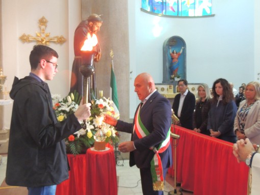 Vergano celebra San Francesco tra fede e comunità: accesa la lampada votiva alla presenza delle autorità