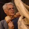 A Grignasco il legno diventa memoria: Dino Damiani scolpisce dal vivo nel cortile della Biblioteca