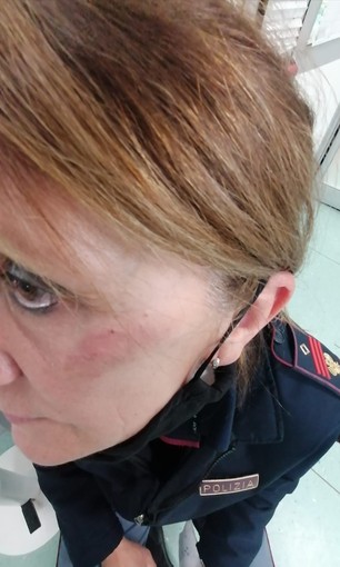 Processo a giugno per la donna che ha preso a calci la poliziotta. Intanto è libera