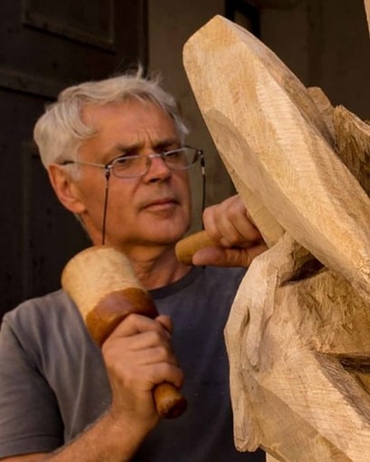 A Grignasco il legno diventa memoria: Dino Damiani scolpisce dal vivo nel cortile della Biblioteca A Grignasco il legno diventa memoria: Dino Damiani scolpisce dal vivo nel cortile della Biblioteca