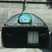 Dal Nord/Ovest, incidente al traforo del Frejus: coinvolti quattro tir, traffico in tilt