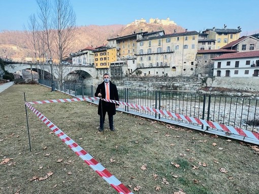 Varallo: Una panchina artistica sotto ponte Antonini Varallo: Una panchina artistica sotto ponte Antonini