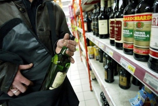 Vercelli: 31enne nei guai per furto di alcolici al supermercato