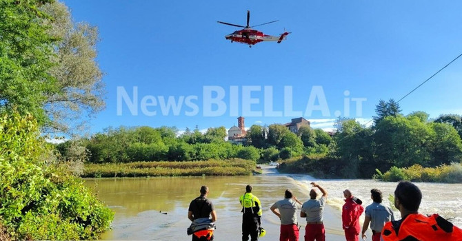 Ciclista travolto dalla piena del torrente: stava attraversando il guado di Castelletto Cervo