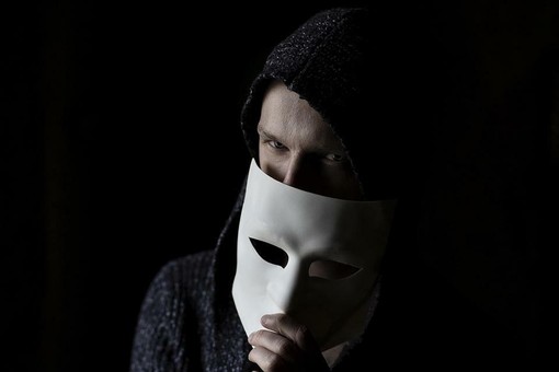 Voci clonate e finti messaggi bancari, così i truffatori colpiscono chi resta solo a casa Voci clonate e finti messaggi bancari, così i truffatori colpiscono chi resta solo a casa