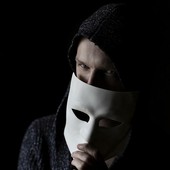 Voci clonate e finti messaggi bancari, così i truffatori colpiscono chi resta solo a casa Voci clonate e finti messaggi bancari, così i truffatori colpiscono chi resta solo a casa
