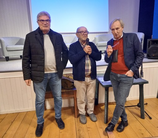 Guardabosone, riparte “Sapere condiviso” con un nuovo orario: viaggio nella scuola di un tempo tra foto, temi e memoria