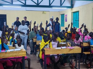 Dal Lancia di Borgosesia alle notti dei Samburu: torce ricaricabili donate alla scuola serale nella savana - FOTO