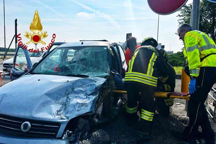 Incidente a Carisio: auto si scontra con mezzo pesante all’uscita del casello