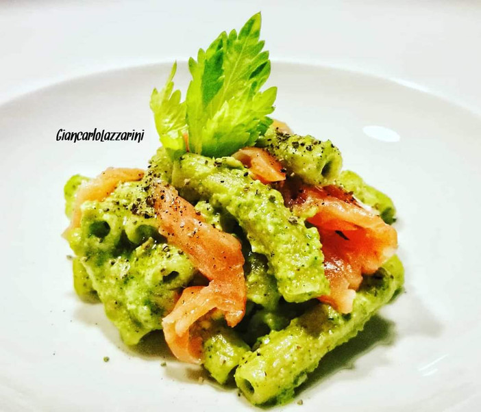Ricetta: Pasta con sedano e salmone affumicato Ricetta: Pasta con sedano e salmone affumicato