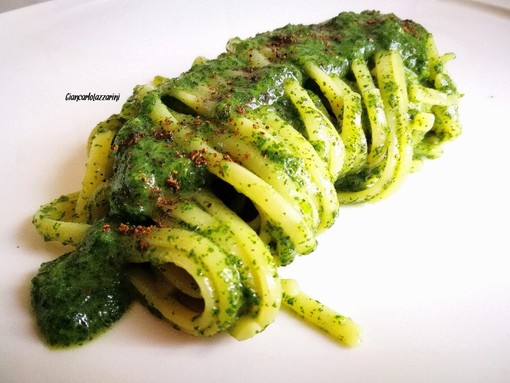 #quarantenasuifornelli - Linguine risottate con pesto d'ortica #quarantenasuifornelli - Linguine risottate con pesto d'ortica