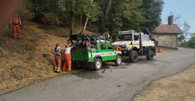 Valsessera, si attenua l'incendio sul fronte biellese: volontari nelle aree sensibili - Foto AIB Giaveno