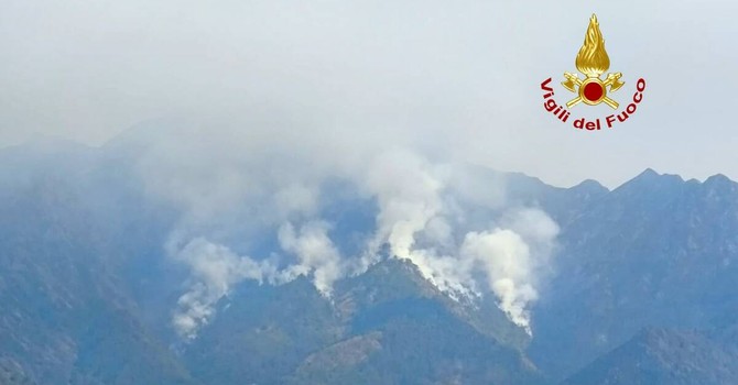 Incendio sul Monte Barone, tre settori presidiati: sorvoli verso il Bivacco Cascinetta