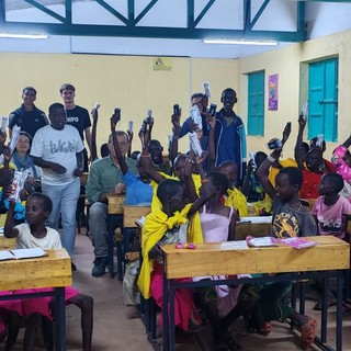 Dal Lancia di Borgosesia alle notti dei Samburu: torce ricaricabili donate alla scuola serale nella savana - FOTO