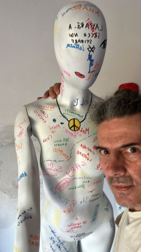 “Non è un favore!”, l’opera itinerante di Enrico Pettinaroli arriva alla Biblioteca di Borgosesia “Non è un favore!”, l’opera itinerante di Enrico Pettinaroli arriva alla Biblioteca di Borgosesia
