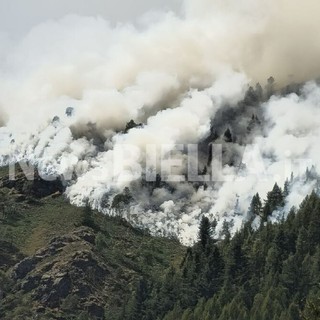Valessera, l'incendio si propaga a valle: AIB e Vigili del Fuoco in azione