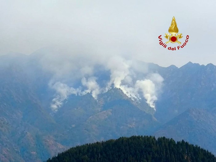 Incendio sul Monte Barone, tre settori presidiati: sorvoli verso il Bivacco Cascinetta