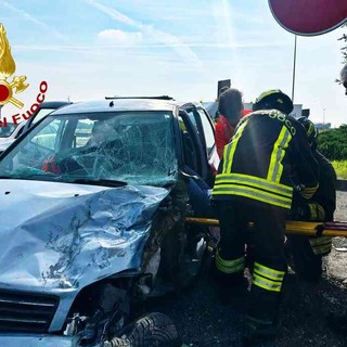 Incidente a Carisio: auto si scontra con mezzo pesante all’uscita del casello