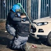 L'agente soccorso da un collega dopo essere stato accerchiato e picchiato - Foto dal profilo social di Alberto Cirio L'agente soccorso da un collega dopo essere stato accerchiato e picchiato - Foto dal profilo social di Alberto Cirio